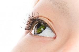 カラーコンタクトつけまつげ　アジア人  a green colored contact lens asian girl eye